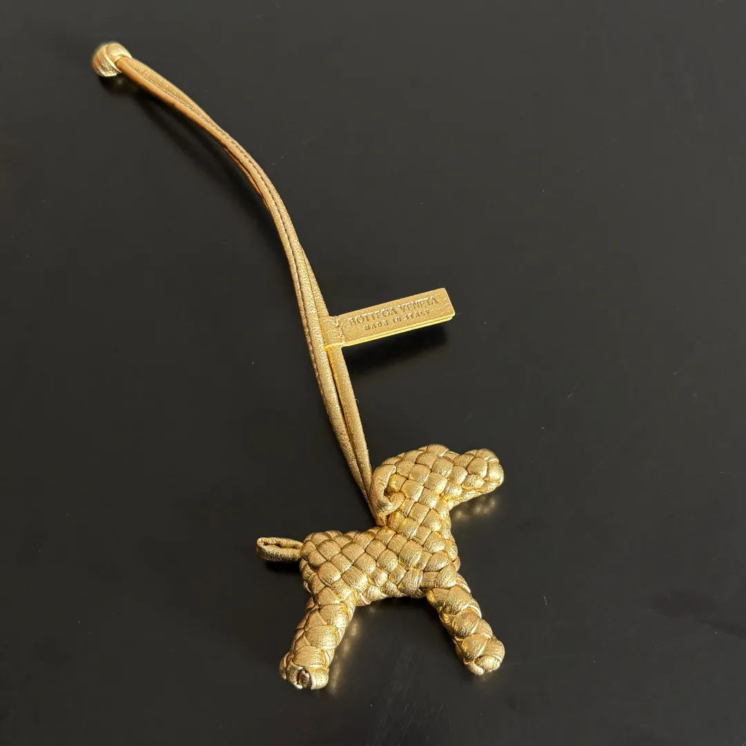 Batch 540 BOTTEGA VENETA2025 new puppy-shaped pendant braided puppy is now online😎The leather braided puppy-shaped pendant can be hung on any handbag, and it is as cute, delicate and colorful as it matches with a bag. Cute and cute, it will touch your heart at any time. It can be hung on bags or keychains. Who can resist such a cute puppy💓 Style number: 807068